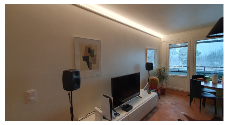Indirekte Beleuchtung an der Wand des Wohnzimmers Indirekte Beleuchtung an der Wand des Wohnzimmers