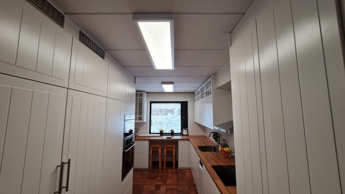 Led-Leuchten an der Küchendecke installiert Led-Leuchten an der Küchendecke installiert