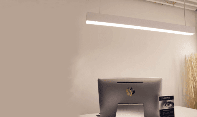 Tehokas led-työpistevalaisin ripustettavasta alumiiniprofiilista ja led-nauhasta Tehokas led-työpistevalaisin ripustettavasta alumiiniprofiilista ja led-nauhasta